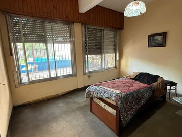 CASA CON DOS LOCALES VENTA EN Av. San Martin 4367  (REMEDIOS DE ESCALADA)