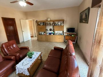 CASA CON DOS LOCALES VENTA EN Av. San Martin 4367  (REMEDIOS DE ESCALADA)