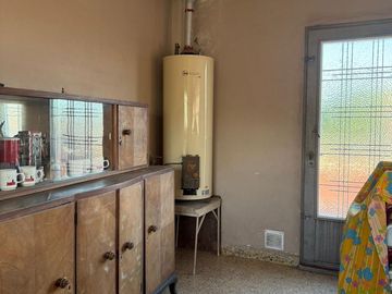 CASA CON DOS LOCALES VENTA EN Av. San Martin 4367  (REMEDIOS DE ESCALADA)