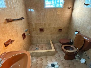 CASA CON DOS LOCALES VENTA EN Av. San Martin 4367  (REMEDIOS DE ESCALADA)