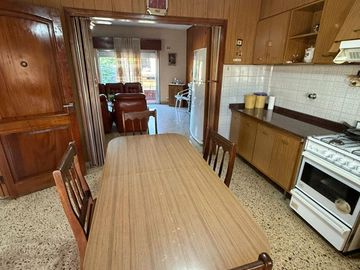 CASA CON DOS LOCALES VENTA EN Av. San Martin 4367  (REMEDIOS DE ESCALADA)