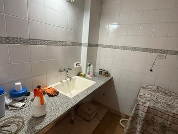 CASA CON DOS LOCALES VENTA EN Av. San Martin 4367  (REMEDIOS DE ESCALADA)