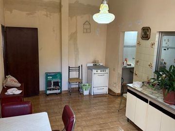 CASA CON DOS LOCALES VENTA EN Av. San Martin 4367  (REMEDIOS DE ESCALADA)