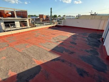 CASA CON DOS LOCALES VENTA EN Av. San Martin 4367  (REMEDIOS DE ESCALADA)