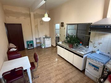 CASA CON DOS LOCALES VENTA EN Av. San Martin 4367  (REMEDIOS DE ESCALADA)