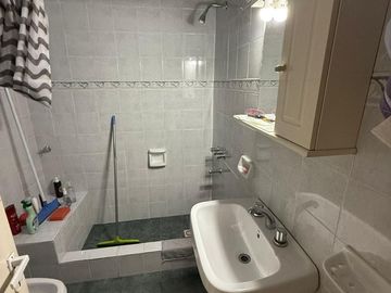 CASA CON DOS LOCALES VENTA EN Av. San Martin 4367  (REMEDIOS DE ESCALADA)