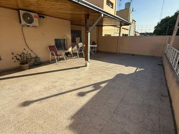 CASA CON DOS LOCALES VENTA EN Av. San Martin 4367  (REMEDIOS DE ESCALADA)