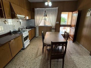 CASA CON DOS LOCALES VENTA EN Av. San Martin 4367  (REMEDIOS DE ESCALADA)