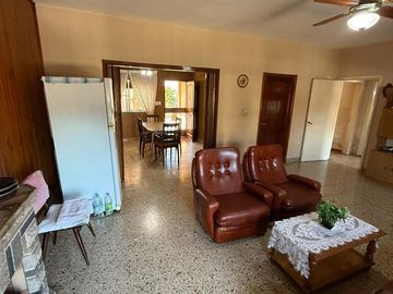 CASA CON DOS LOCALES VENTA EN Av. San Martin 4367  (REMEDIOS DE ESCALADA)