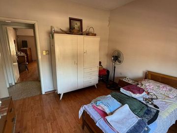 CASA CON DOS LOCALES VENTA EN Av. San Martin 4367  (REMEDIOS DE ESCALADA)