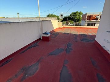 CASA CON DOS LOCALES VENTA EN Av. San Martin 4367  (REMEDIOS DE ESCALADA)