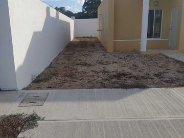 CASA EN VENTA EN SIAN KAAN IV EN ESQUINA, CON EXCEDENTE DE TERRENO, ESTRENA