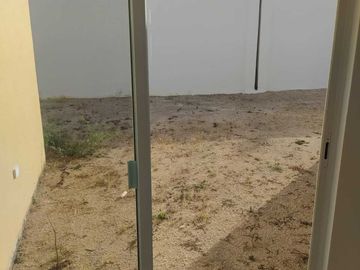 CASA EN VENTA EN SIAN KAAN IV EN ESQUINA, CON EXCEDENTE DE TERRENO, ESTRENA