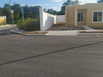 CASA EN VENTA EN SIAN KAAN IV EN ESQUINA, CON EXCEDENTE DE TERRENO, ESTRENA