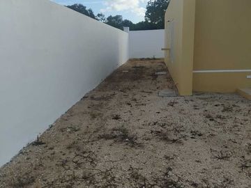 CASA EN VENTA EN SIAN KAAN IV EN ESQUINA, CON EXCEDENTE DE TERRENO, ESTRENA