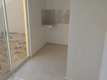 CASA EN VENTA EN SIAN KAAN IV EN ESQUINA, CON EXCEDENTE DE TERRENO, ESTRENA