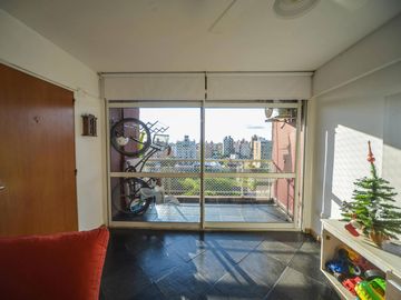 VENTA Departamento de dos dormitorios, vista despejada, frente a la plaza en Barrio Abasto