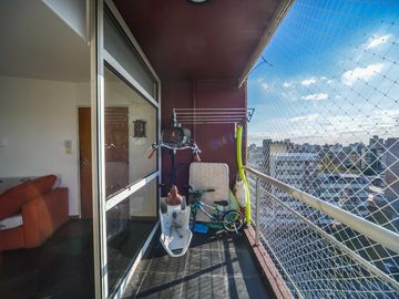 VENTA Departamento de dos dormitorios, vista despejada, frente a la plaza en Barrio Abasto