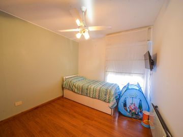 VENTA Departamento de dos dormitorios, vista despejada, frente a la plaza en Barrio Abasto