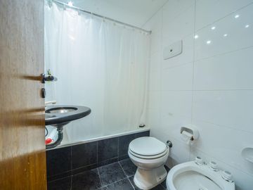 VENTA Departamento de dos dormitorios, vista despejada, frente a la plaza en Barrio Abasto