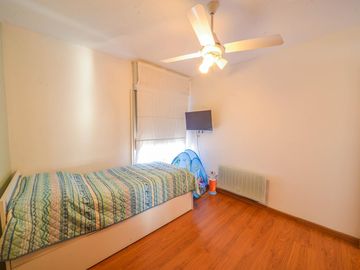 VENTA Departamento de dos dormitorios, vista despejada, frente a la plaza en Barrio Abasto