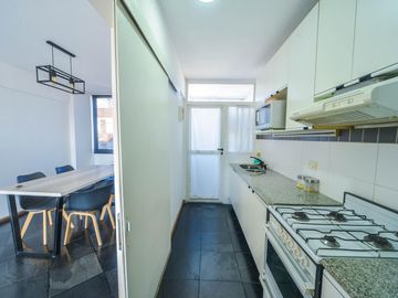 VENTA Departamento de dos dormitorios, vista despejada, frente a la plaza en Barrio Abasto