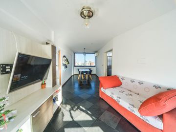 VENTA Departamento de dos dormitorios, vista despejada, frente a la plaza en Barrio Abasto