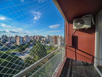 VENTA Departamento de dos dormitorios, vista despejada, frente a la plaza en Barrio Abasto