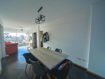 VENTA Departamento de dos dormitorios, vista despejada, frente a la plaza en Barrio Abasto