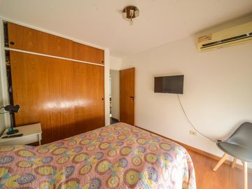 VENTA Departamento de dos dormitorios, vista despejada, frente a la plaza en Barrio Abasto