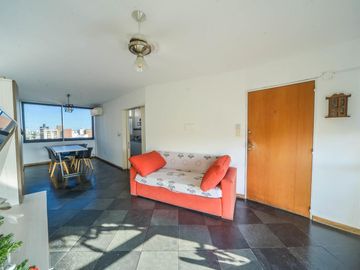VENTA Departamento de dos dormitorios, vista despejada, frente a la plaza en Barrio Abasto