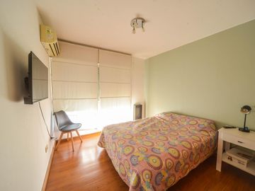 VENTA Departamento de dos dormitorios, vista despejada, frente a la plaza en Barrio Abasto