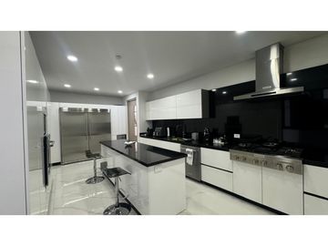 VENTA DE EXCLUSIVO APARTAMENTO EN BUEN SECTOR DE LACIUDAD