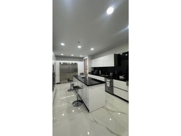 VENTA DE EXCLUSIVO APARTAMENTO EN BUEN SECTOR DE LACIUDAD