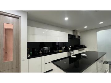 VENTA DE EXCLUSIVO APARTAMENTO EN BUEN SECTOR DE LACIUDAD