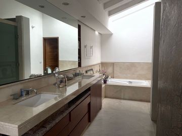 Espectacular casa en renta en Lomas Country