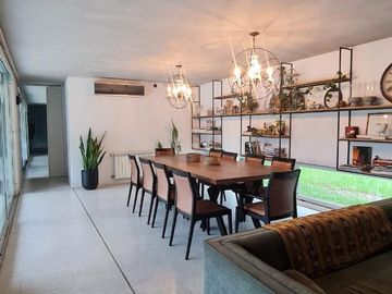 Casa de categoría en venta. Cuatro dormitorios y piscina en el centro de Ricardone.