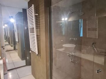 Casa de categoría en venta. Cuatro dormitorios y piscina en el centro de Ricardone.