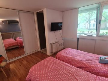 Casa de categoría en venta. Cuatro dormitorios y piscina en el centro de Ricardone.