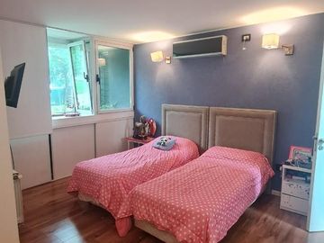 Casa de categoría en venta. Cuatro dormitorios y piscina en el centro de Ricardone.