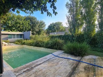 Casa de categoría en venta. Cuatro dormitorios y piscina en el centro de Ricardone.