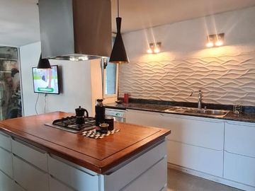 Casa de categoría en venta. Cuatro dormitorios y piscina en el centro de Ricardone.