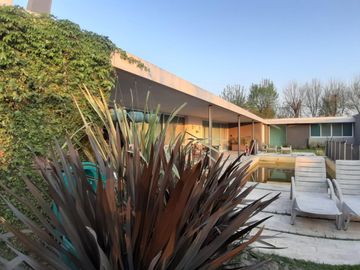 Casa de categoría en venta. Cuatro dormitorios y piscina en el centro de Ricardone.