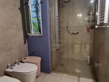 Casa de categoría en venta. Cuatro dormitorios y piscina en el centro de Ricardone.