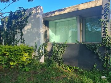 Casa de categoría en venta. Cuatro dormitorios y piscina en el centro de Ricardone.