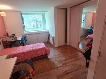 Casa de categoría en venta. Cuatro dormitorios y piscina en el centro de Ricardone.