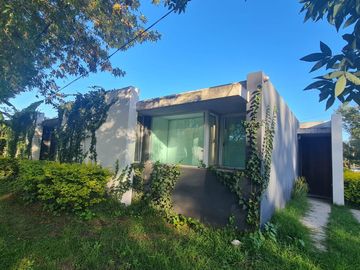 Casa de categoría en venta. Cuatro dormitorios y piscina en el centro de Ricardone.