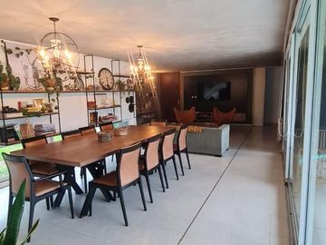 Casa de categoría en venta. Cuatro dormitorios y piscina en el centro de Ricardone.