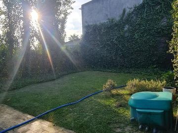 Casa de categoría en venta. Cuatro dormitorios y piscina en el centro de Ricardone.