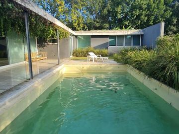 Casa de categoría en venta. Cuatro dormitorios y piscina en el centro de Ricardone.